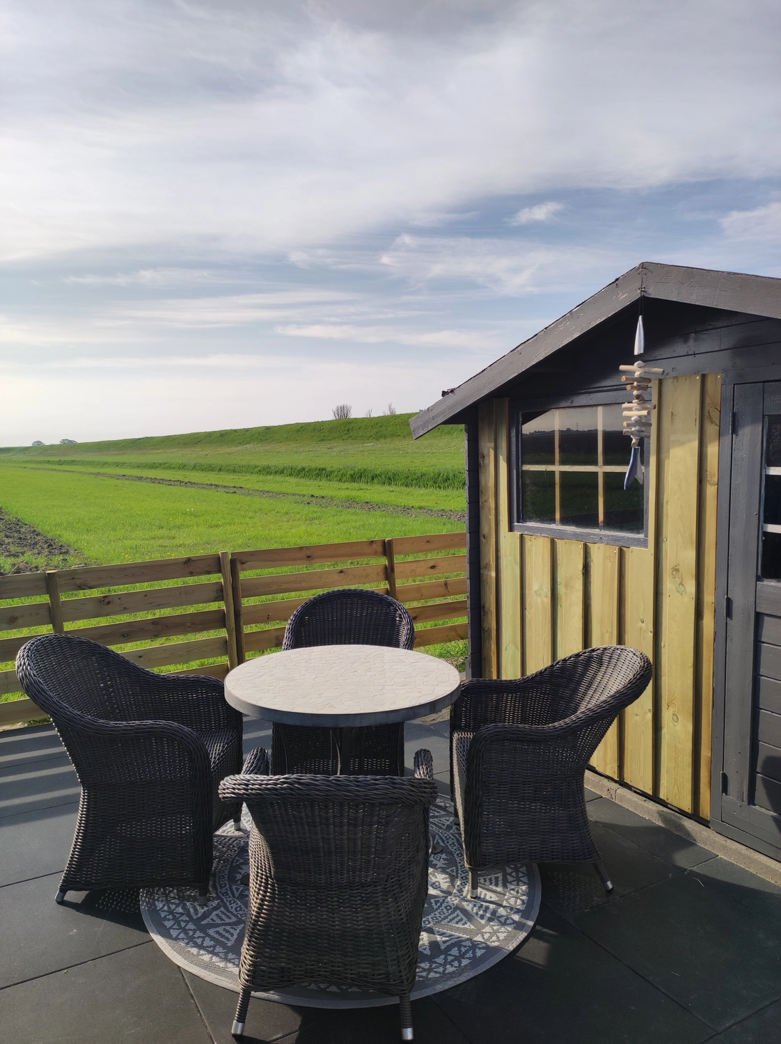 Meer-Verliebt – Chalets in Nordholland - Seemöwe Tisch und Stühle