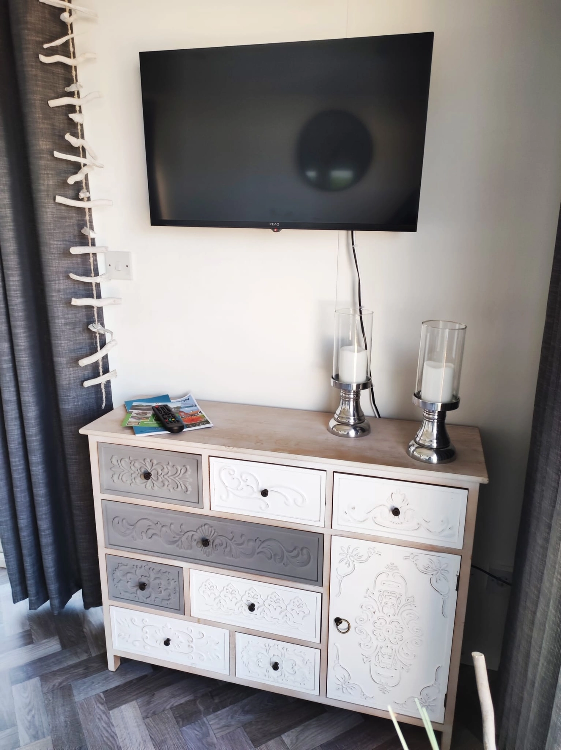 Meer-Verliebt – Chalets in Nordholland - Seemöwe, Schminktisch und Fernseher