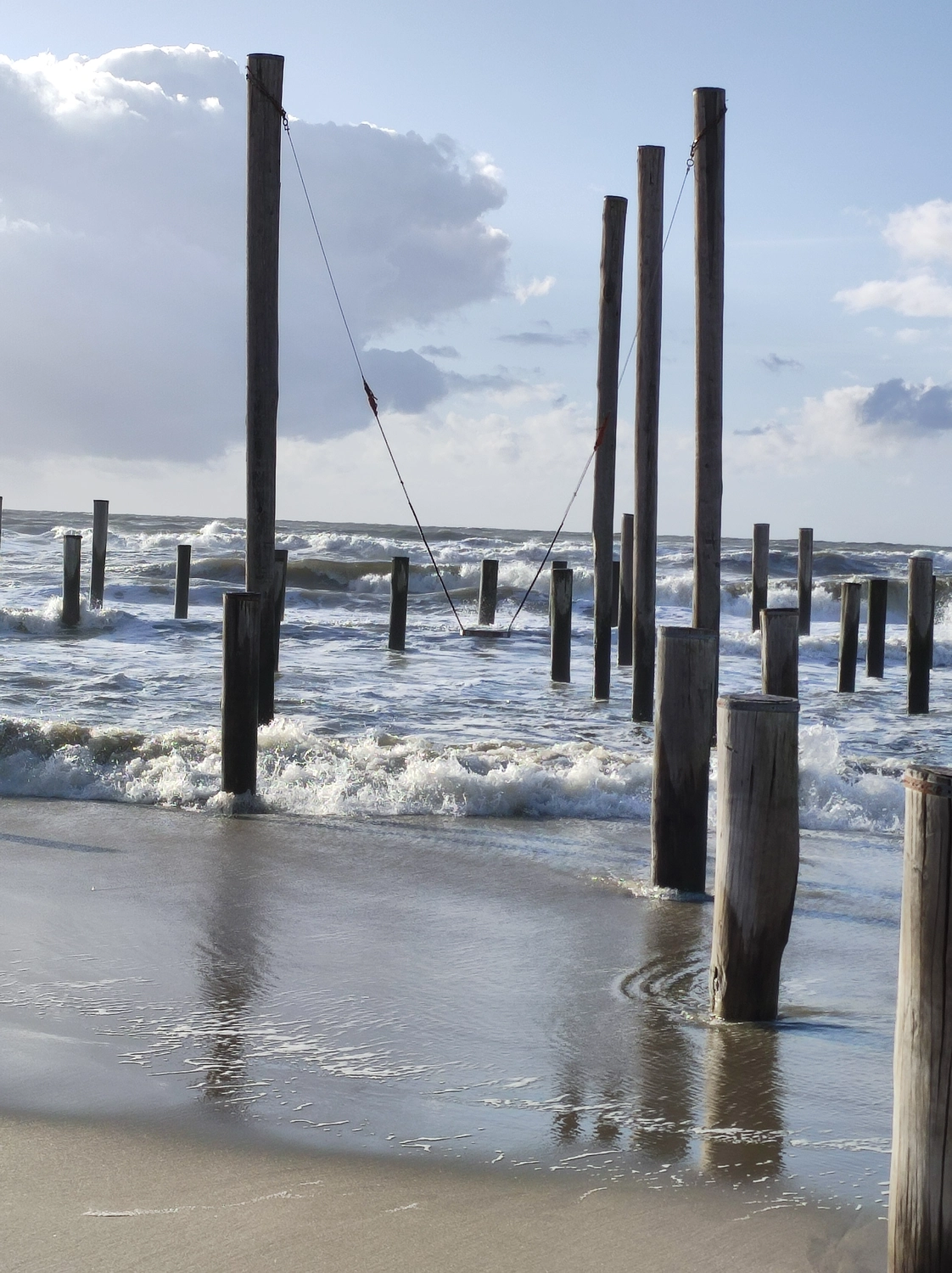 Meer-Verliebt – Chalets in Nordholland - Schaukel, die an Holzpfählen direkt im Meer installiert ist.