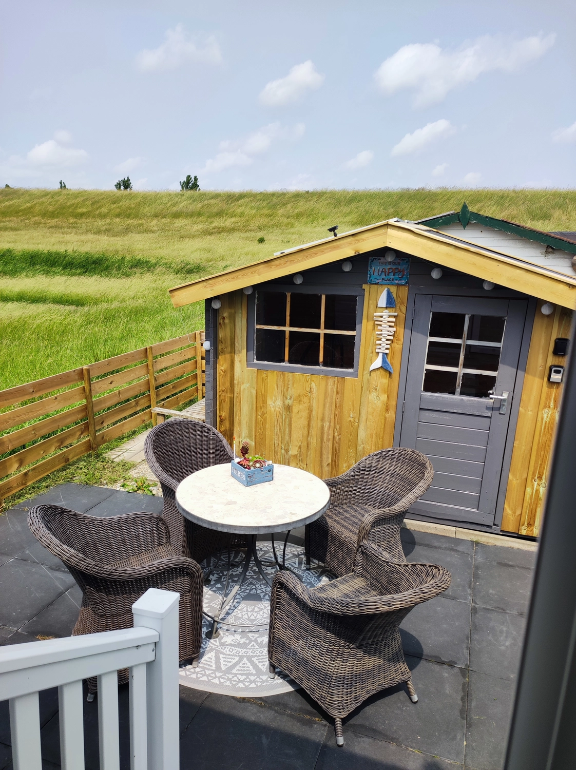 Meer-Verliebt – Chalets in Nordholland - Seemöwe Tisch und Stühle